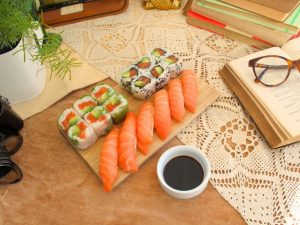 Plateau de sushi de 18 pièces Ronin à emporter à Montpellier centre-ville. composé de 6 sushis saumon , 6 california saumon avocat , 6 green au saumon et avocat