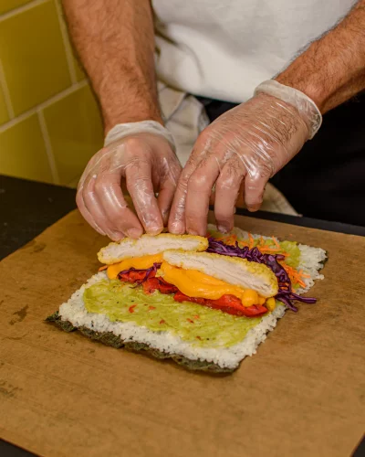 sushi-burrito en gros plan fabrication roulage main