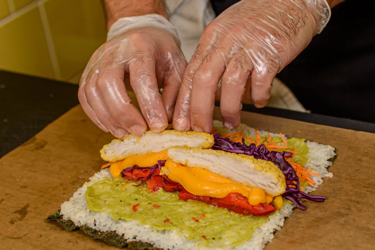 sushi-burrito en gros plan fabrication roulage main